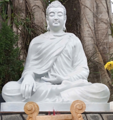 Tượng Phật Bổn Sư Ngồi Thiềng Màu Trắng Bằng Composite